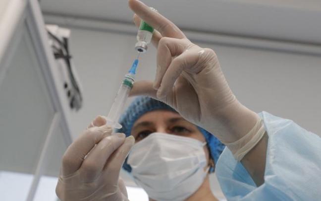 Una sanitaria prepara una dosis de la vacuna de AstraZeneca contra el coronavirus. Una sanitaria prepara una dosis de la vacuna de AstraZeneca contra el coronavirus.