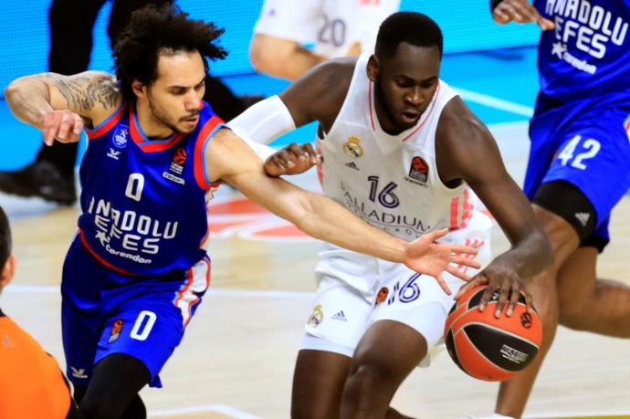 El ala-pívot del Real Madrid Usman Garuba (d) disputa el balón ante Shane Larkin (i), base estadounidense con pasaporte turco del Anadolu Efes