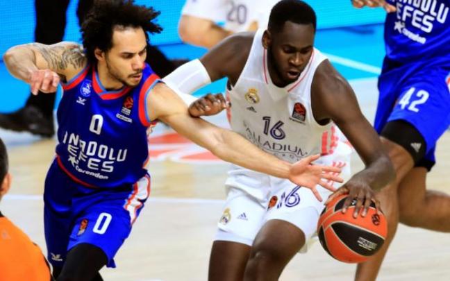 El ala-pívot del Real Madrid Usman Garuba (d) disputa el balón ante Shane Larkin (i), base estadounidense con pasaporte turco del Anadolu Efes