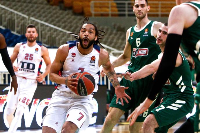 Henry trata de eludir la defensa de Bochoridis, durante el encuentro entre el Panathinaikos y el Baskonia