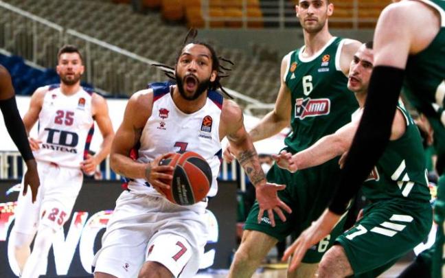Henry trata de eludir la defensa de Bochoridis, durante el encuentro entre el Panathinaikos y el Baskonia
