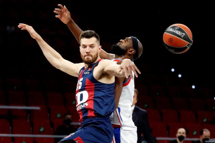 El jugador Chris Singleton (d), del Anadolu Efes de Estambul, y Alec Peters, del Baskonia, durante el partido correspondiente a la jornada 33 de la Euroliga de baloncesto disputado este jueves en el pabellón Fernando Buesa de Vitoria