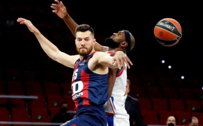 El jugador Chris Singleton (d), del Anadolu Efes de Estambul, y Alec Peters, del Baskonia, durante el partido correspondiente a la jornada 33 de la Euroliga de baloncesto disputado este jueves en el pabellón Fernando Buesa de Vitoria