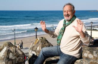 Karlos Arguiñano, junto a su restaurante frente al mar.