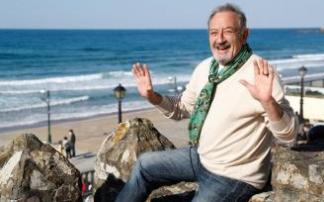 Karlos Arguiñano, junto a su restaurante frente al mar.