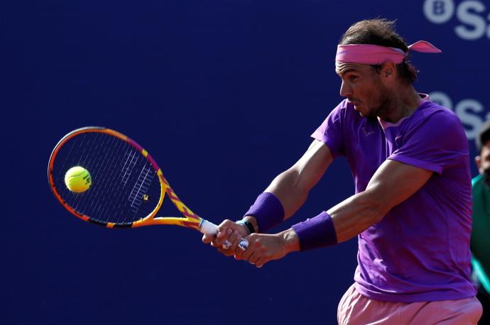 Nadal golpea una bola durante la final.