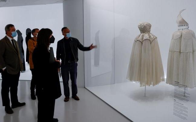 Una exposición de Balenciaga. Una exposición de Balenciaga.