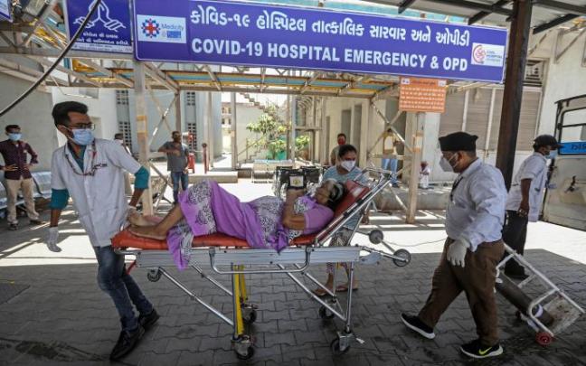 India bate un nuevo récord al sumar 4.000 muertes por covid en un solo día