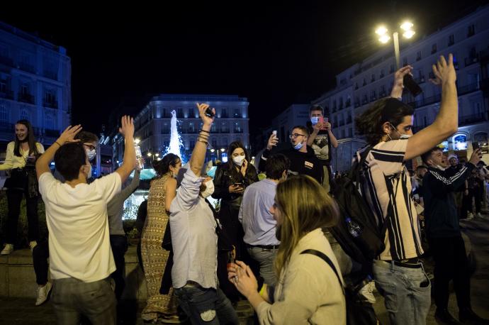 Decenas de personas de reúnen en la Puerta del Sol de Madrid tras el fin del estado de alarma