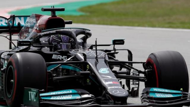 Hamilton durante la carrera en Montmeló.