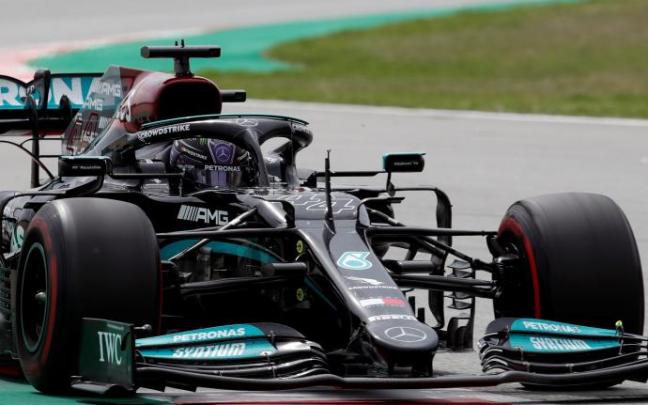 Hamilton durante la carrera en Montmeló.