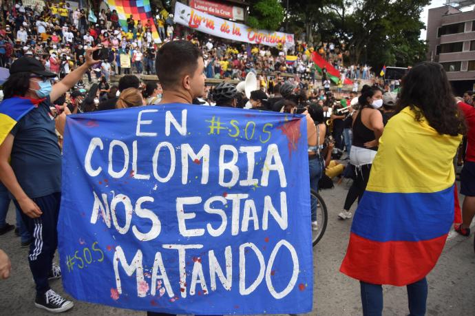 Un hombre sostiene una pancarta durante una manifestación en Colombia