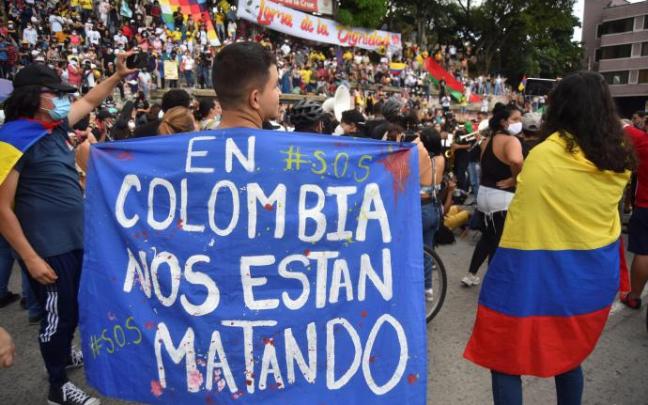 Un hombre sostiene una pancarta durante una manifestación en Colombia Un hombre sostiene una pancarta durante una manifestación en Colombia