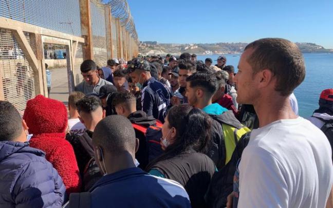 Un grupo de personas tratan de cruzar la valla fronteriza Un grupo de personas tratan de cruzar la valla fronteriza