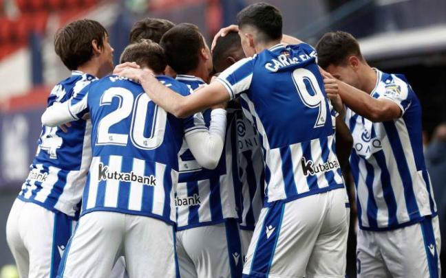 El delantero sueco de la Real, Alexander Isak, celebra su gol ante Osasuna.
