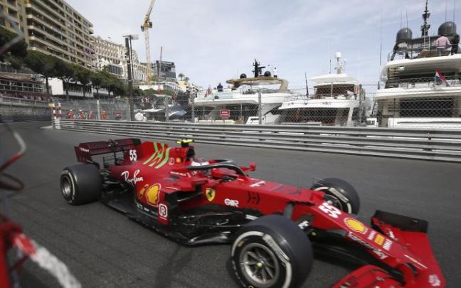 Sainz firma su primer podio con Ferrari en el triunfo de Verstappen en Mónaco. Sainz firma su primer podio con Ferrari en el triunfo de Verstappen en Mónaco.