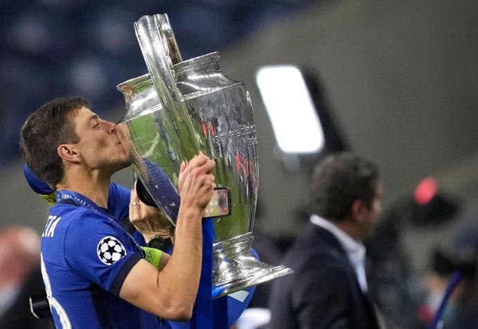 César Azpilicueta besa el trofeo de la Champions.