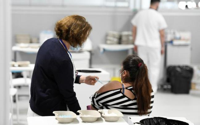 Una enfermera administra una dosis de la vacuna Una enfermera administra una dosis de la vacuna