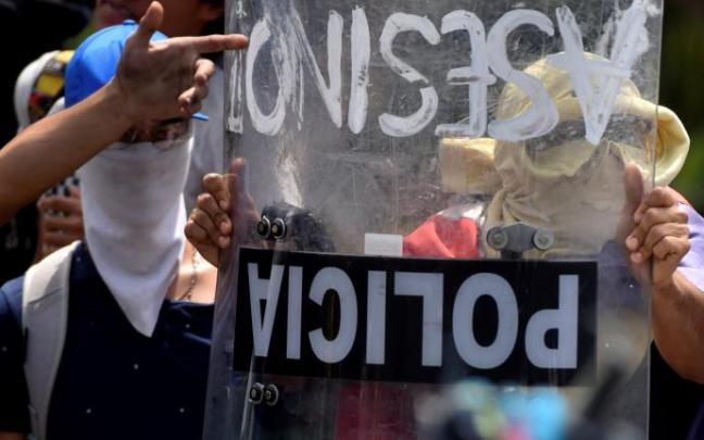 Manifestantes hablan con miembros del Escuadrón Móvil Antidisturbios Manifestantes hablan con miembros del Escuadrón Móvil Antidisturbios