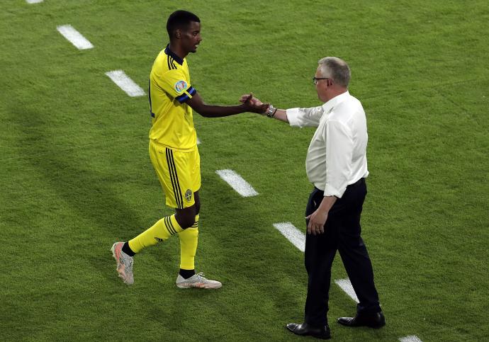 Alexander Isak saluda al seleccionador sueco, Janne Andersson, al salir del campo.