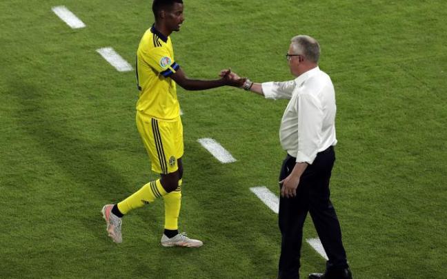 Alexander Isak saluda al seleccionador sueco, Janne Andersson, al salir del campo. Alexander Isak saluda al seleccionador sueco, Janne Andersson, al salir del campo.