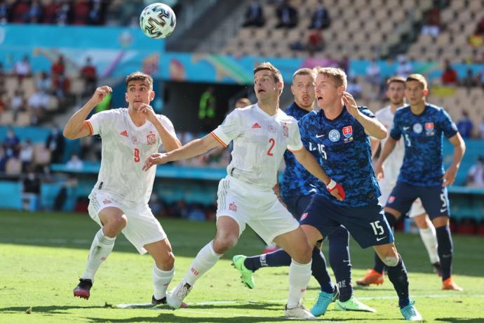 Azpilicueta, durante el duelo ante Eslovaquia