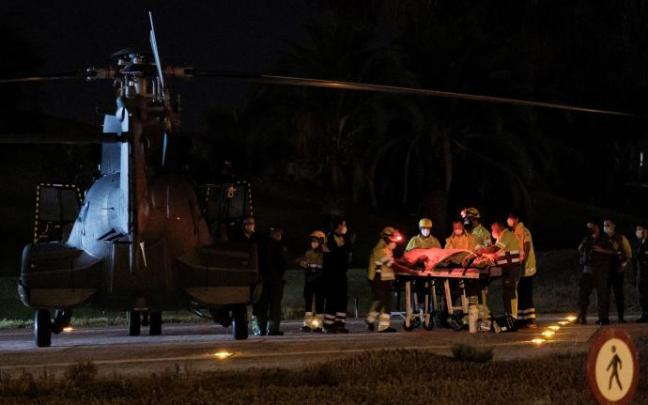 Muere una niña cuando era evacuada de una patera tras pasar 17 días en el mar Muere una niña cuando era evacuada de una patera tras pasar 17 días en el mar