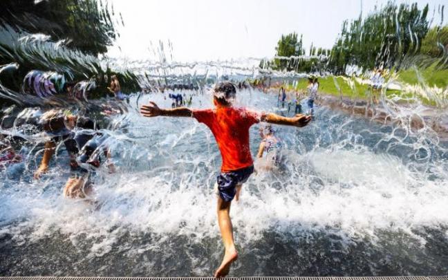 Jugar en el agua es una de las mejores maneras de soportar las altas temperaturas Jugar en el agua es una de las mejores maneras de soportar las altas temperaturas