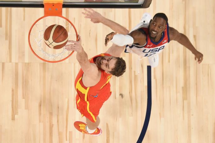 El jugador español Pau Gasol (i) en acción ante Bam Adebayo (d) de EE.UU, durante un partido de exhibición entre Estados Unidos y España.