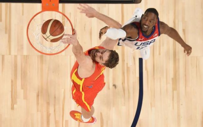 El jugador español Pau Gasol (i) en acción ante Bam Adebayo (d) de EE.UU, durante un partido de exhibición entre Estados Unidos y España.