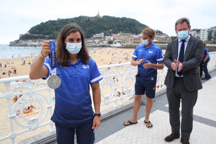 Chourraut luce la medalla de plata en Donostia, ante la mirada de su entrenador y pareja, Xabi Etxaniz, y el consejero de Cultura, Bingen Zupiria.