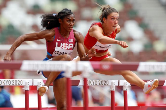 Teresa Errandonea y Christina Clemons compiten por las rondas clasificatorias femeninas de 100m con vallas.