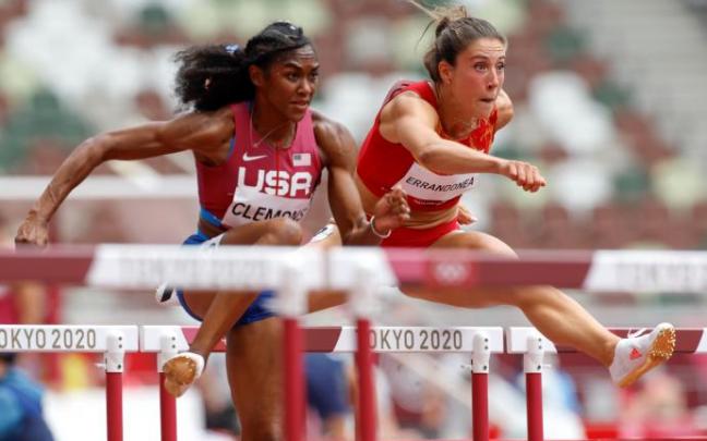 Teresa Errandonea y Christina Clemons compiten por las rondas clasificatorias femeninas de 100m con vallas.
