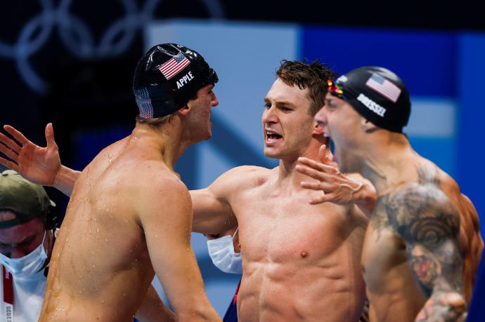 Estados Unidos, oro con récord del mundo para cerrar la natación