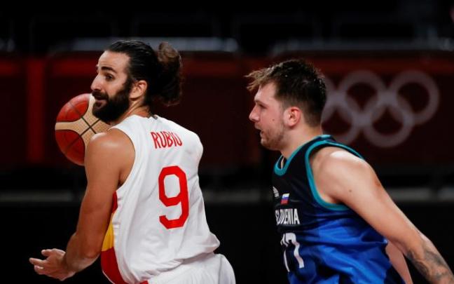 El base español Ricky Rubio ataca ante el base esloveno Luka Doncic