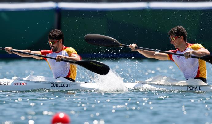 Cubelos y Peña compiten en las rondas clasificatorias de 1000m kayak doble masculino por el piragüismo en esprint de los Juegos Olímpicos 2020, este miércoles en el Canal Sea Forest de Tokio.