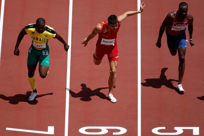 Asier Martínez, en el centro, compite durante las semifinales de 110m vallas masculino de atletismo por los Juegos Olímpicos 2020, este miércoles en el Estadio Olímpico de Tokio.