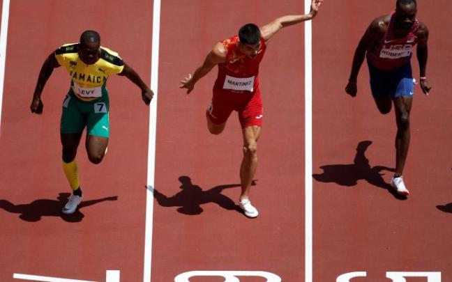 Asier Martínez, en el centro, compite durante las semifinales de 110m vallas masculino de atletismo por los Juegos Olímpicos 2020, este miércoles en el Estadio Olímpico de Tokio.