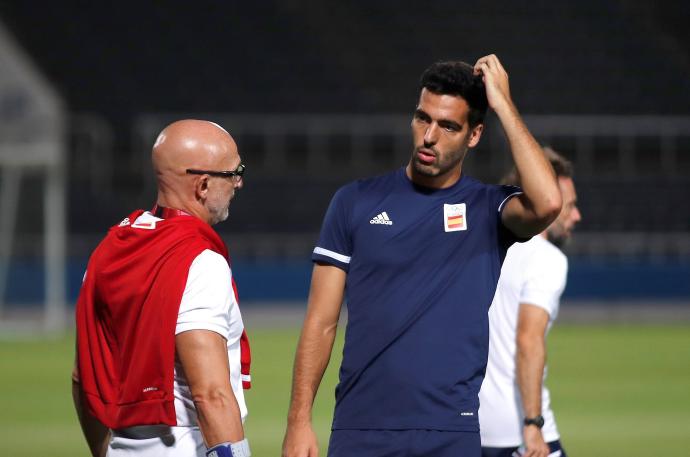 Mikel Merino habla con Luis de la Fuente