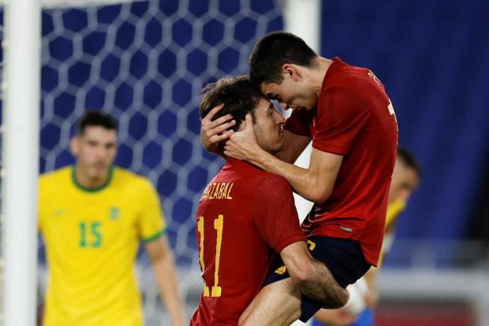 Oyarzabal y Pedri celebran el gol del eibartarra, que puso el 1-1 en el marcador.