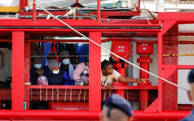 El 'Ocean Viking' desembarca en Sicilia a más de 500 migrantes El 'Ocean Viking' desembarca en Sicilia a más de 500 migrantes
