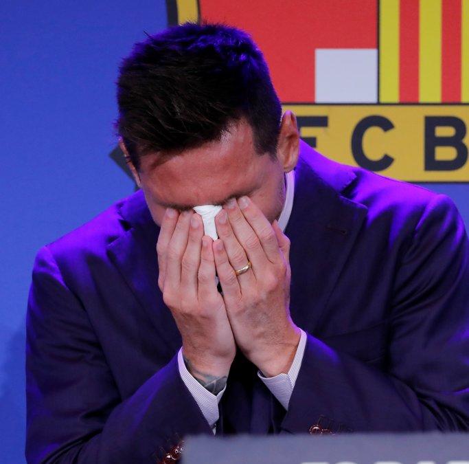 Messi con el pañuelo durante su despedida del Barça.