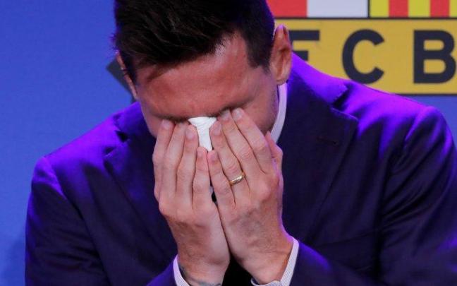 Messi con el pañuelo durante su despedida del Barça. Messi con el pañuelo durante su despedida del Barça.