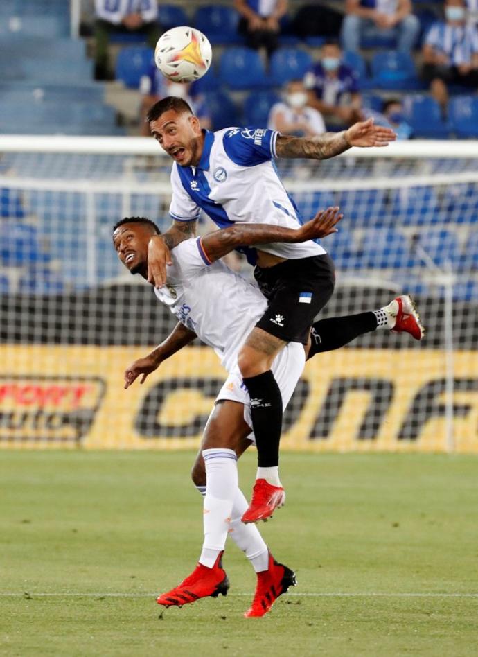 Joselu pelea por un balón con Militao.