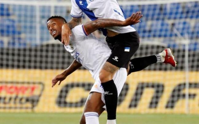 Joselu pelea por un balón con Militao.