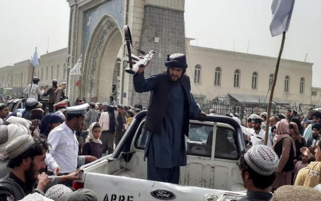Patrulla de los talibanes en la ciudad de Kandahar. Patrulla de los talibanes en la ciudad de Kandahar.