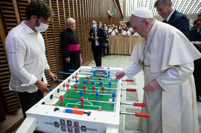 Imagen del Papa jugando al futbolín.