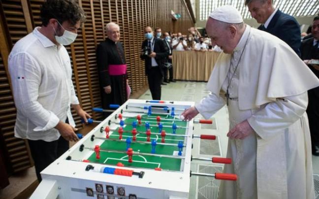Imagen del Papa jugando al futbolín. Imagen del Papa jugando al futbolín.