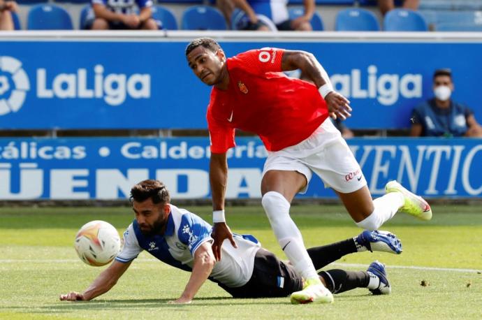 Duarte, que fue expulsado en la segunda parte, cae al suelo ante la carrera de Mboula