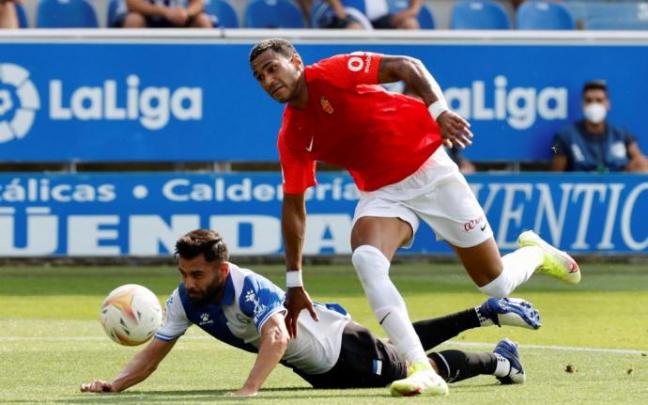 Duarte, que fue expulsado en la segunda parte, cae al suelo ante la carrera de Mboula